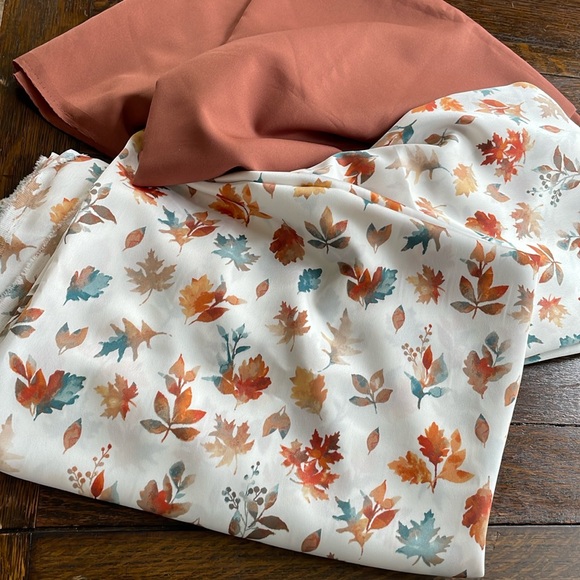 Coordinated set of fabric remnants, brown and white w autumn colored leaf motif - Picture 1 of 10